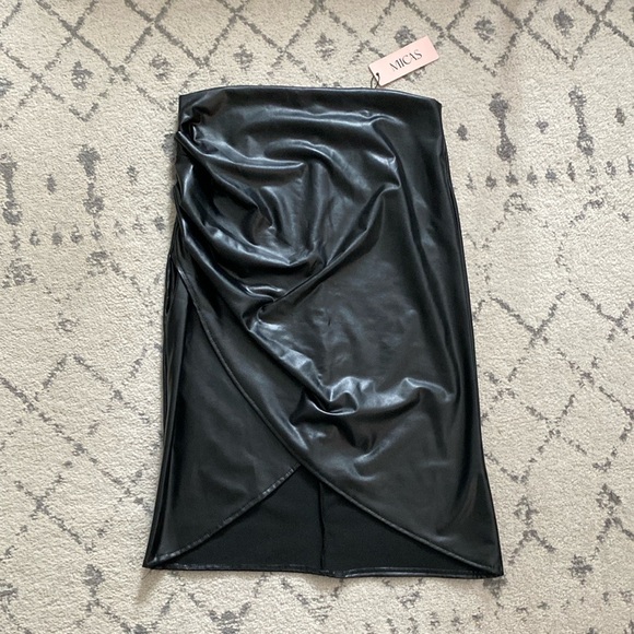 NWT Black faux leather pleather skirt tulip hem ruched side Micas brand Size L - Picture 3 of 11